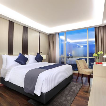 Aston Kartika Grogol Hotel & Conference Center Yakarta Exterior foto